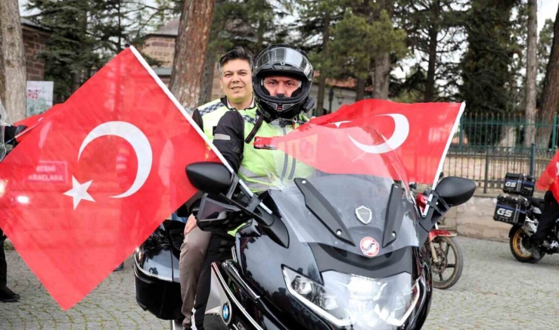 Ertuğrul Gazi Külliyesi’nde bir araya gelen yüzlerce motosiklet sürücüsü, ’Kuruluştan