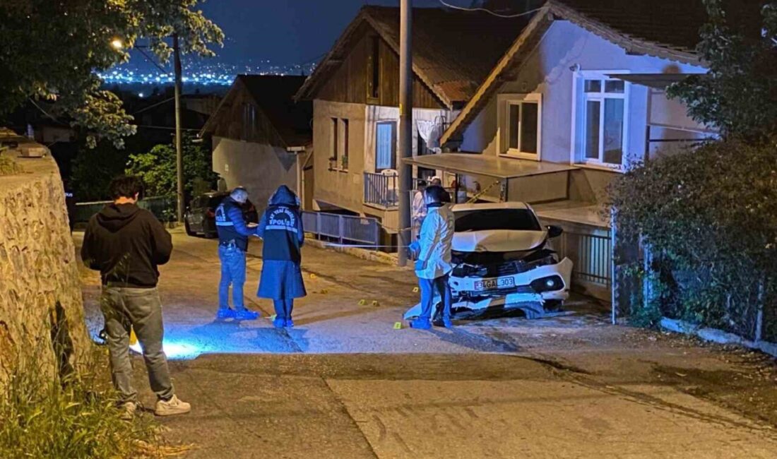 Kocaeli’nin İzmit ilçesinde seyir halindeki otomobilinde silahlı saldırıya uğrayan gencin