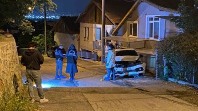 Kocaeli’nin İzmit ilçesinde seyir halindeki otomobilinde silahlı saldırıya uğrayan gencin