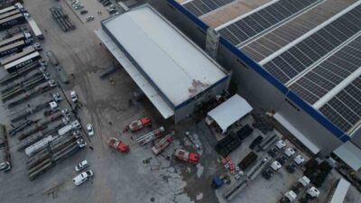 Sakarya’nın Arifiye ilçesinde lojistik firmasında çıkan yangın, itfaiye ekiplerinin hızlı