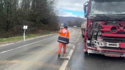 Düzce-Akçakoca D-655 kara yolunda sağanak yağışın ardından kayganlaşan zeminde kontrolden