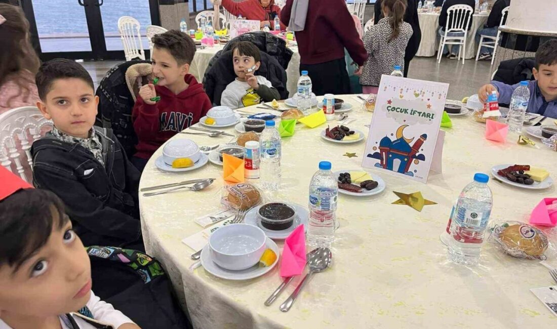 Milli futbolcu Merih Demiral ilkokul öğretmenini unutmadı. Ünlü sporcu, öğretmenine