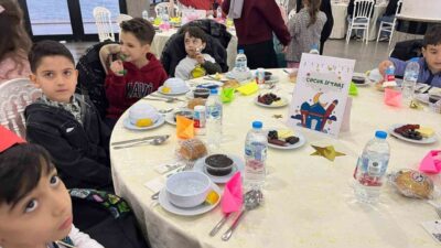 Milli futbolcu Merih Demiral ilkokul öğretmenini unutmadı. Ünlü sporcu, öğretmenine