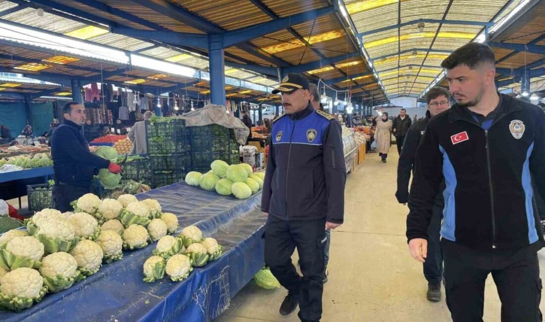 Bilecik’in Osmaneli ilçesinde zabıta ekipleri, meyve sebze pazarında fiyat etiketi
