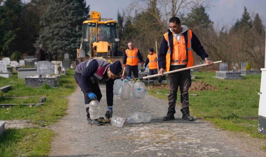 Düzce Belediyesi ekipleri, Ramazan Bayramı öncesinde kent genelindeki mezarlıklarda temizlik,