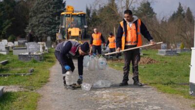 Düzce Belediyesi ekipleri, Ramazan Bayramı öncesinde kent genelindeki mezarlıklarda temizlik,