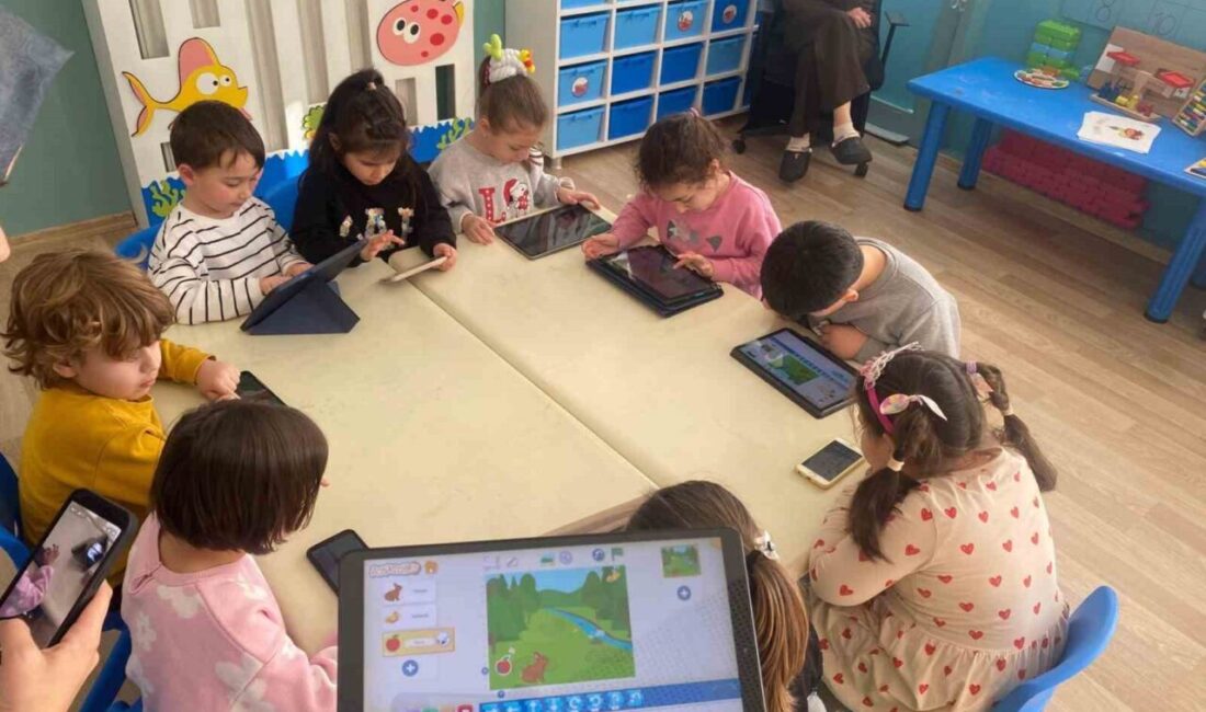 DÜZCE(İHA) – ScratchJr ile kodlama dünyasıyla tanışan minik öğrenciler, Düzce