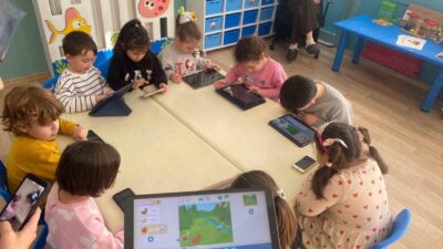 DÜZCE(İHA) – ScratchJr ile kodlama dünyasıyla tanışan minik öğrenciler, Düzce