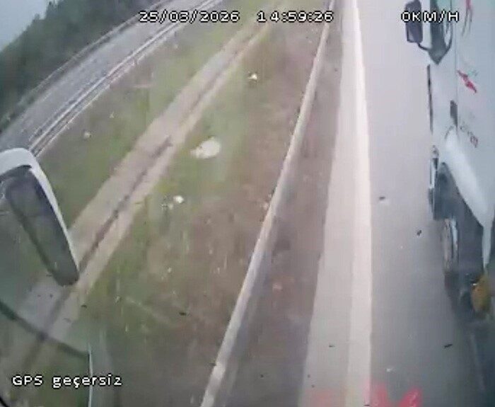 Bolu’da aniden şerit değiştiren tırın çarptığı otobüs sürücüsünün manevrası sayesinde