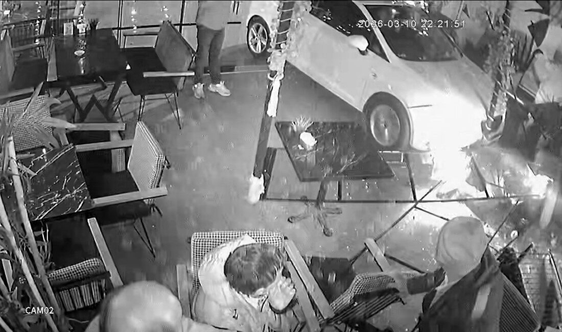 Kocaeli’nin İzmit ilçesinde kontrolden çıkan otomobil kafeye girdi. 2 kişinin