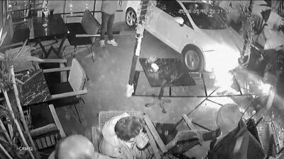 Kocaeli’nin İzmit ilçesinde kontrolden çıkan otomobil kafeye girdi. 2 kişinin