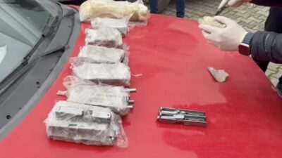 Sakarya’nın Hendek ilçesinde durdurulan araçta zulalanmış halde bin 460 adet