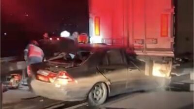 Anadolu Otoyolu Sakarya geçişinde meydana gelen kazada tıra çarpan otomobil