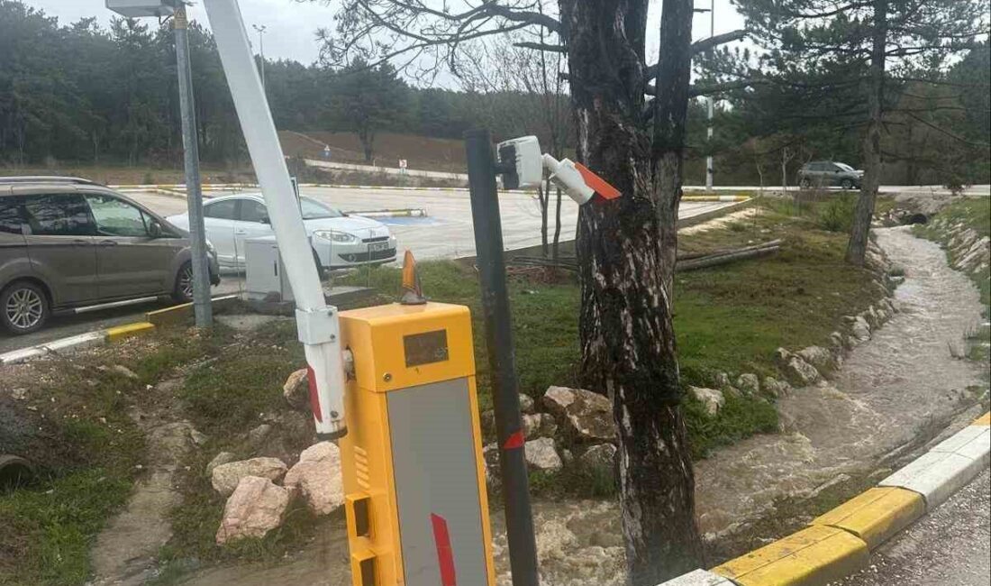 Bilecik Pelitözü Gölpark Beşiktaş girişindeki turnikelere kamyon cinsi aracın çarpması