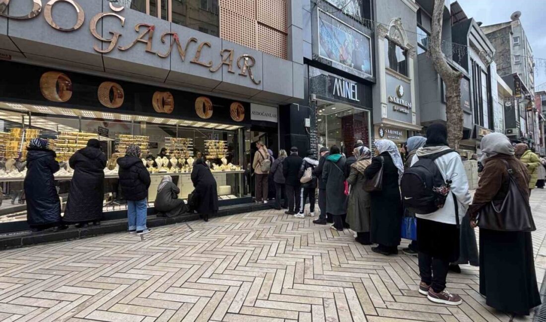 Kocaeli’de altın fiyatlarının gerilemesini fırsat bilen vatandaşlar kuyumcularda uzun kuyruklar