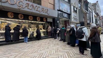 Kocaeli’de altın fiyatlarının gerilemesini fırsat bilen vatandaşlar kuyumcularda uzun kuyruklar