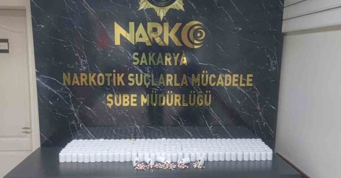 Sakarya’nın Adapazarı ve Erenler ilçesinde polis ekiplerince yapılan uyuşturucu operasyonunda