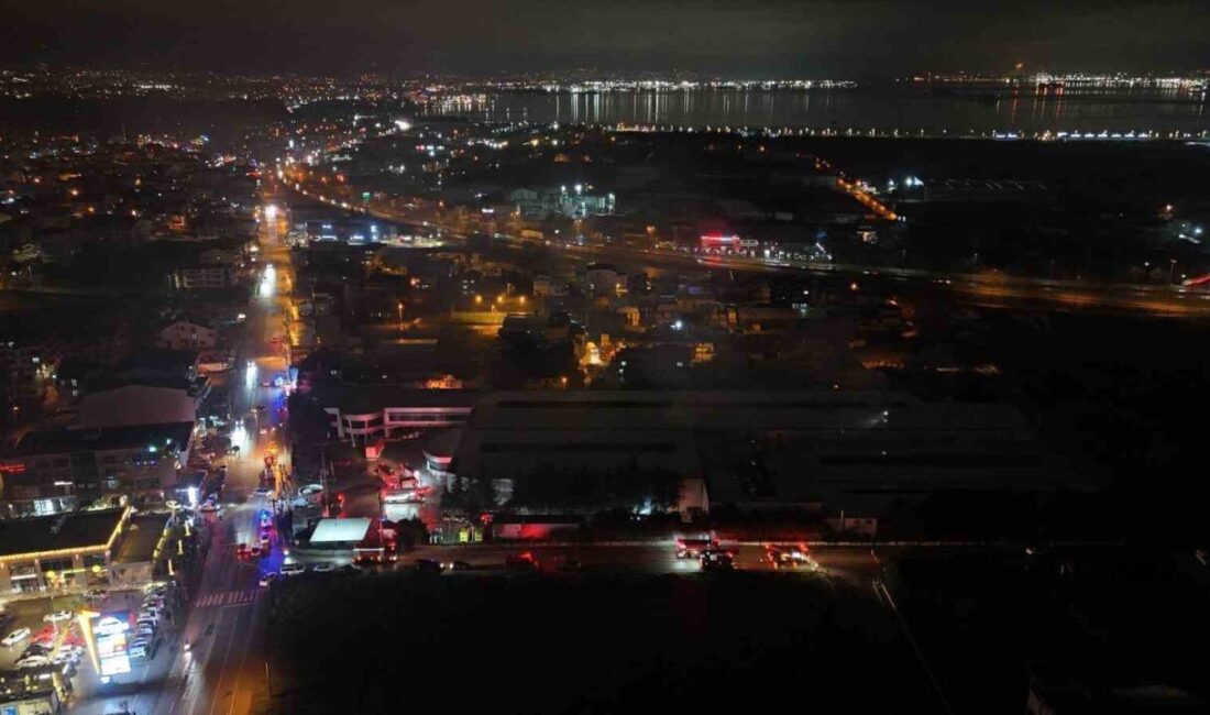 Kocaeli’nin Başiskele ilçesinde raf imalatı yapılan fabrikada çıkan yangında büyük