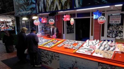 Bolu’da Ramazan ayının son günlerinde balık tezgahlarına ilgi azalırken, fiyatlarda