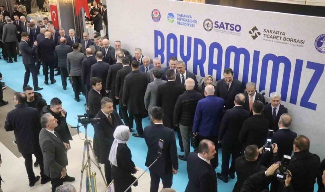 Sakarya’da geleneksel bayramlaşma töreni, şehir genelinde etkili olan sağanak yağış