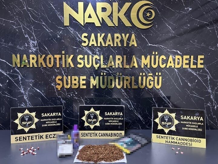 Sakarya’da emniyet ekiplerinin düzenlediği uyuşturucu operasyonlarında gözaltına alınan 3 kişi