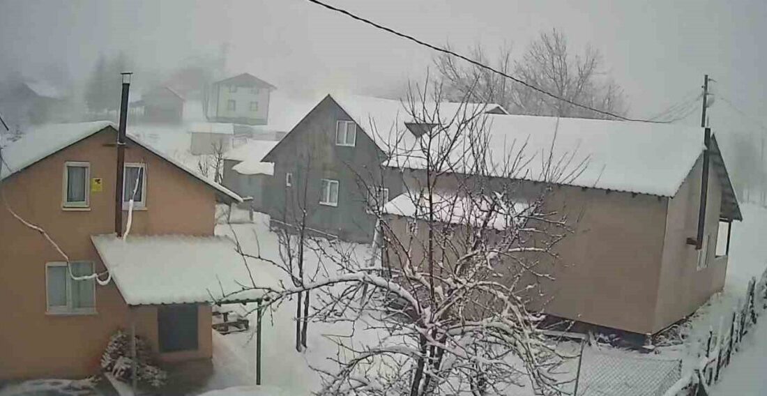 Sakarya’nın Hendek ilçesinin yüksek kesimlerinde etkili olan kar yağışı, yaylaları