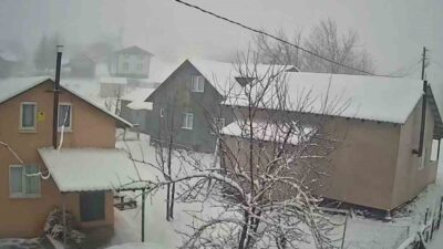 Sakarya’nın Hendek ilçesinin yüksek kesimlerinde etkili olan kar yağışı, yaylaları