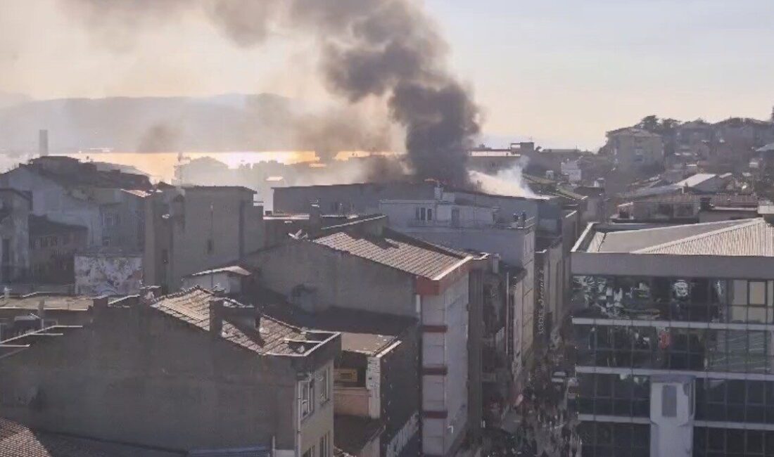 Kocaeli’nin İzmit ilçesinde 4 katlı iş merkezinin üst katındaki depo