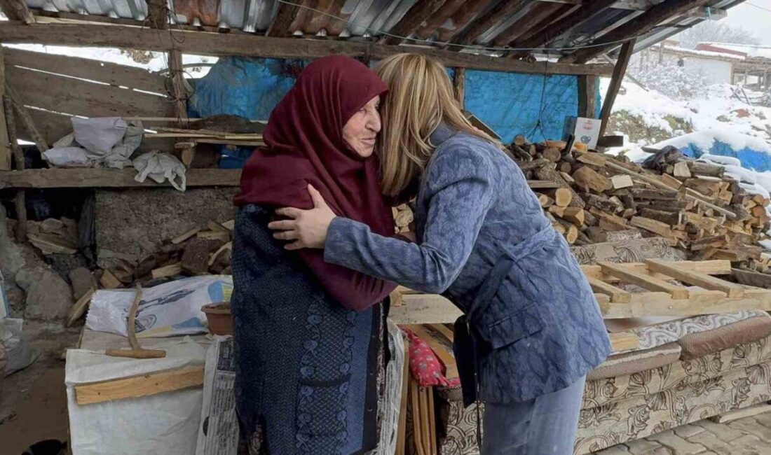 Bilecik’in Pazaryeri ilçesinde protokol, Şehit Sedat Çakır’ın annesini ziyaret etti.