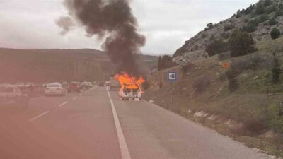 Bilecik’in Bozüyük ilçesinde seyir halindeki bir araç bir anda alev