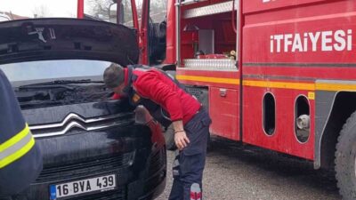 Bilecik’in Pazaryeri ilçesinde seyir halindeki minibüste çıkan yangın paniğe neden