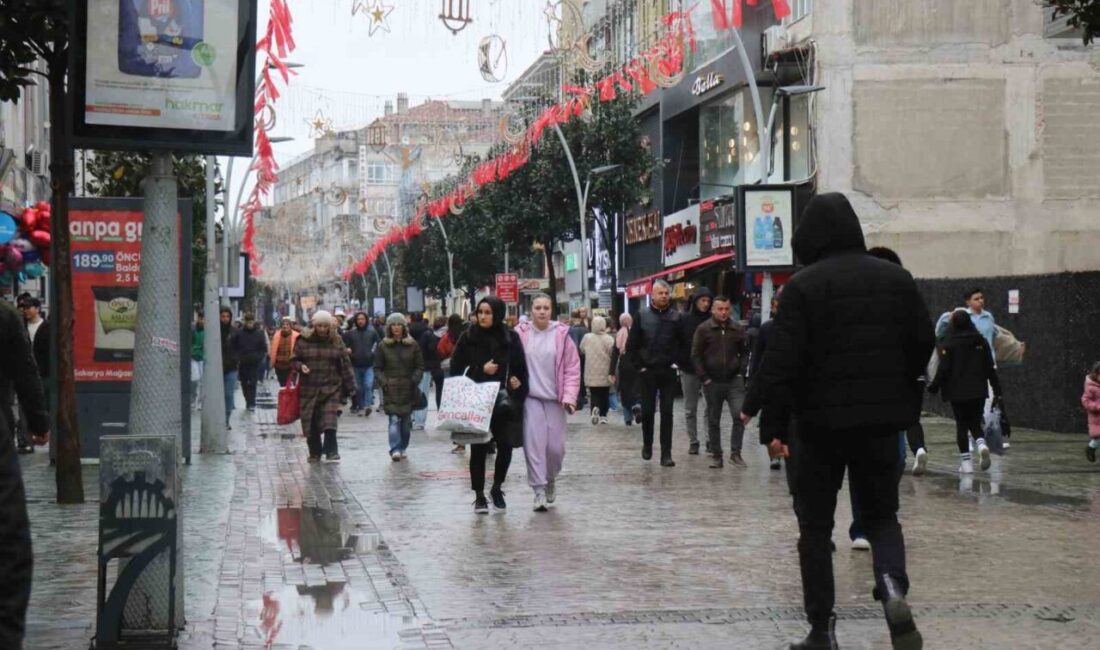 Sakarya’da etkisini gösteren soğuk hava ve yağmura rağmen vatandaşlar arife