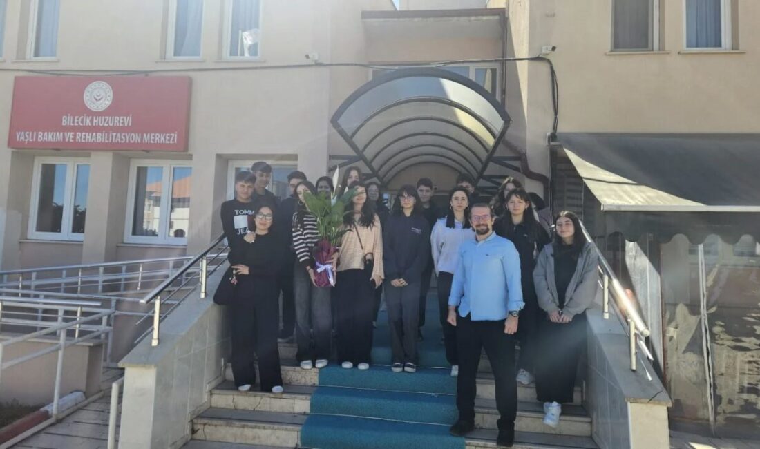Bilecik’te Söğüt Anadolu Lisesi öğrencileri, huzurevi sakinleriyle bir araya geldi.
