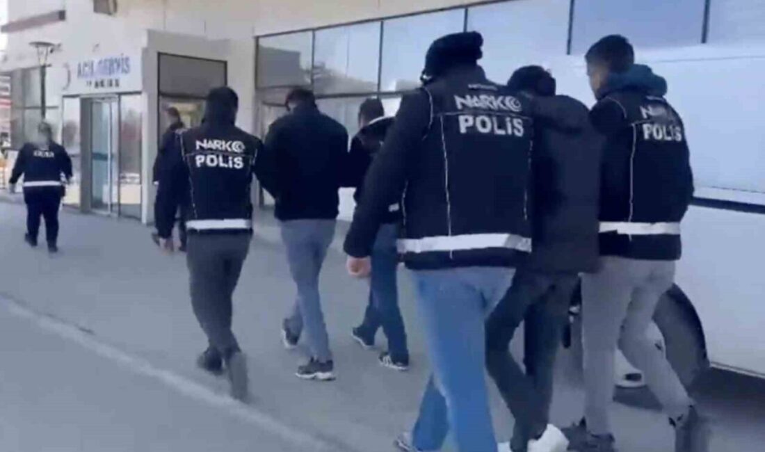 Kastamonu’da polis ekiplerinin şüphe üzerine durdurduğu araçta uyuşturucu maddeyle yakalanan