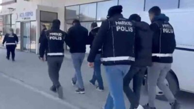 Kastamonu’da polis ekiplerinin şüphe üzerine durdurduğu araçta uyuşturucu maddeyle yakalanan