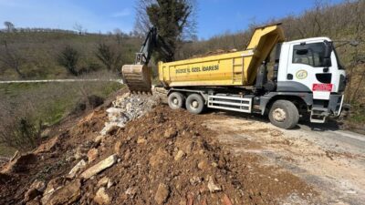 DÜZCE(İHA) – Düzce’nin Akçakoca ilçesinde gurup yolunda meydana gelen heyelan