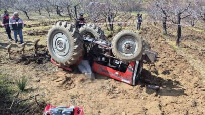 Bilecik’de kendi tarlasını sürdüğü esnada devrilen traktörün altında kalan sürücü