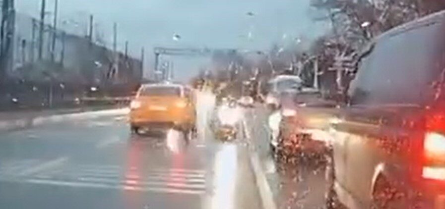 Kocaeli’de sahil yolunda tehlikeli araç kullanan sürücü yakalandı. Ehliyetine el