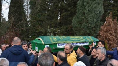 Sakarya’nın Hendek ilçesinde hakimiyetini kaybetmesi sonucu devrilen traktörün altında kalarak