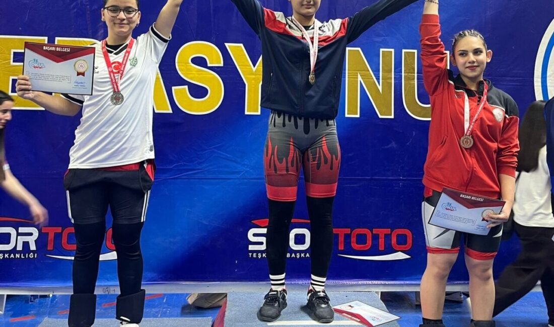 Ordu ilinde düzenlenen Gençler A-B okullar arası halter Türkiye Şampiyonası’nda