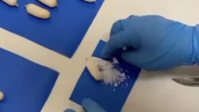 Yuttuğu 33 adet paket halindeki 258,31 gram metamfetamini midesinde ülkeye