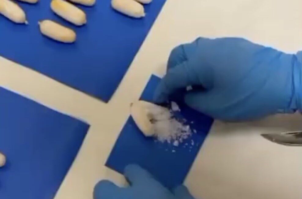 Yuttuğu 33 adet paket halindeki 258,31 gram metamfetamini midesinde ülkeye