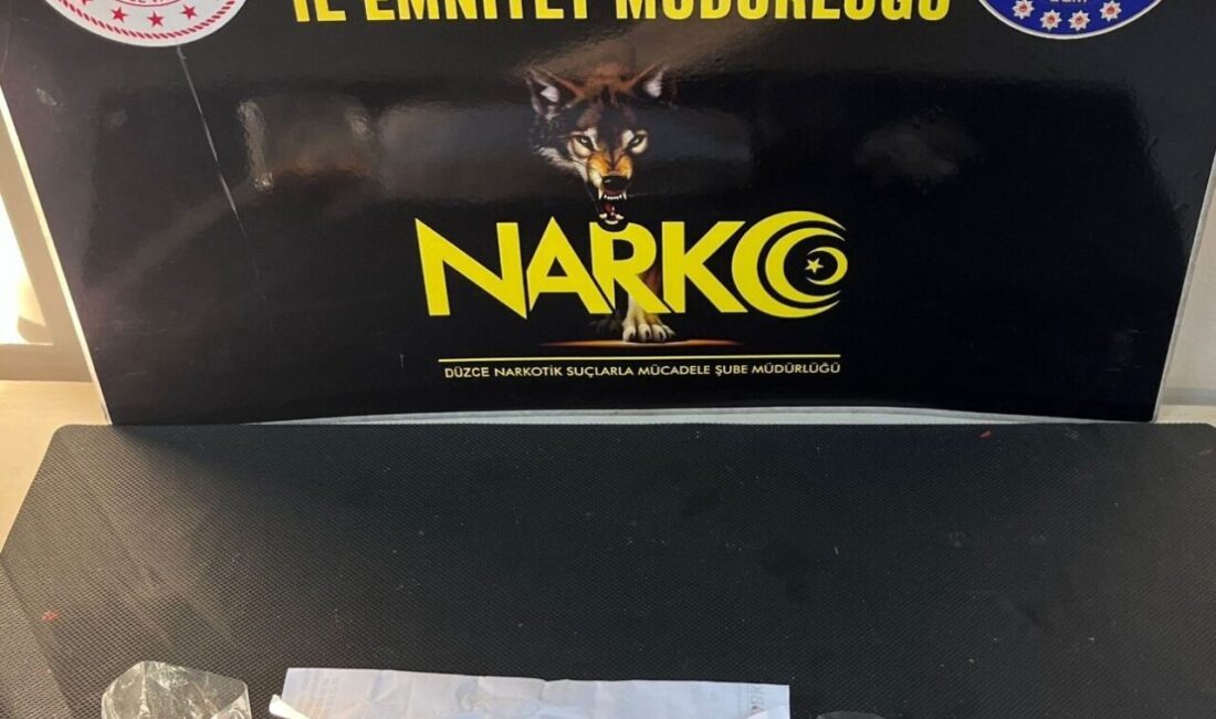 Düzce’de yapılan operasyonda şehir merkezinde uyuşturucu ticareti yapan 2 kişi