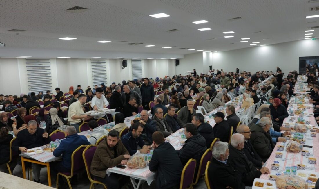 Kartepe’de 5 yöre derneğinin ortaklaşa düzenlediği iftar programında yaklaşık 1300
