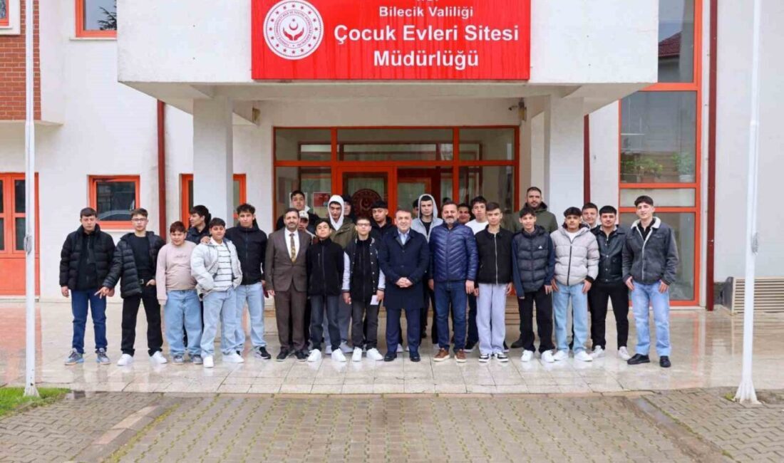Bilecik Valisi Faik Oktay Sözer, bayramda çocuklar ve öğrencilerle bir