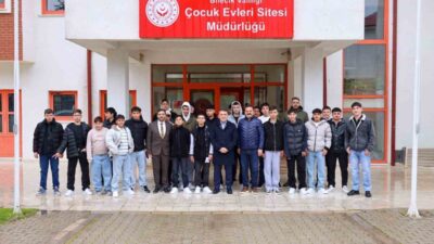 Bilecik Valisi Faik Oktay Sözer, bayramda çocuklar ve öğrencilerle bir