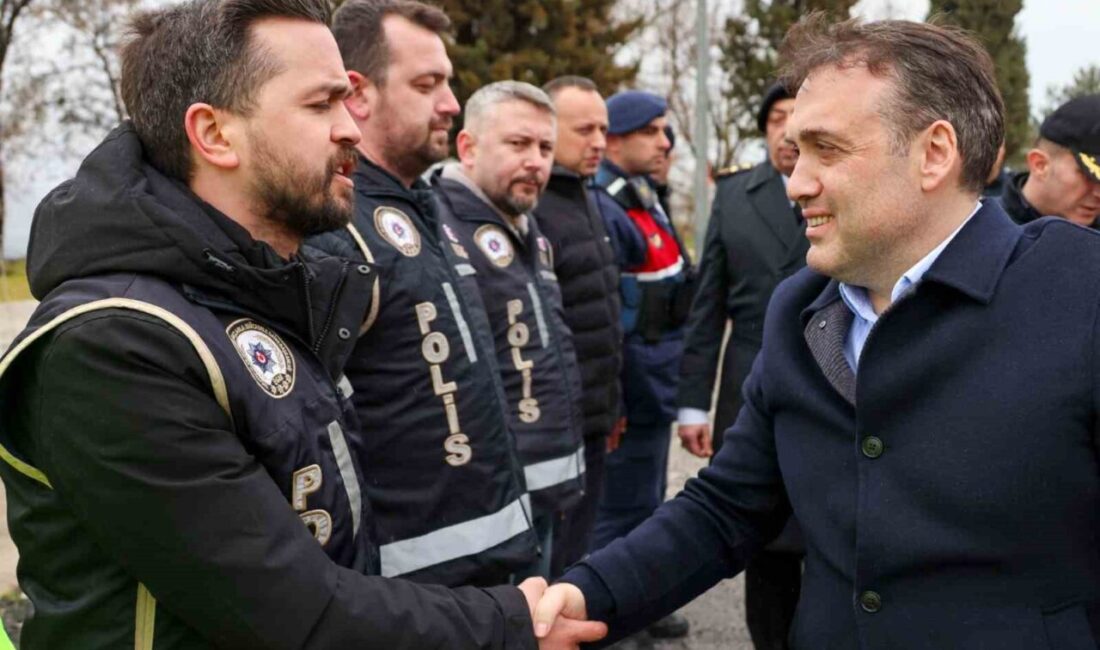 Bilecik Valisi Faik Oktay Sözer, denetim noktasında görev yapan güvenlik