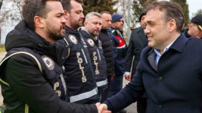 Bilecik Valisi Faik Oktay Sözer, denetim noktasında görev yapan güvenlik