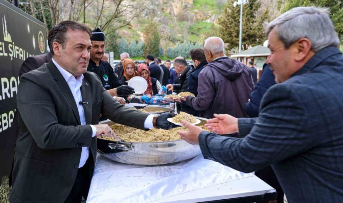 Bilecik Valisi Faik Oktay Sözer, Şeyh Edebali Türbesi’nde vatandaşlara şifalı