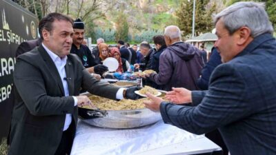 Bilecik Valisi Faik Oktay Sözer, Şeyh Edebali Türbesi’nde vatandaşlara şifalı